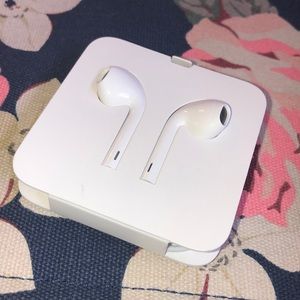 Apple earbuds ! Never used